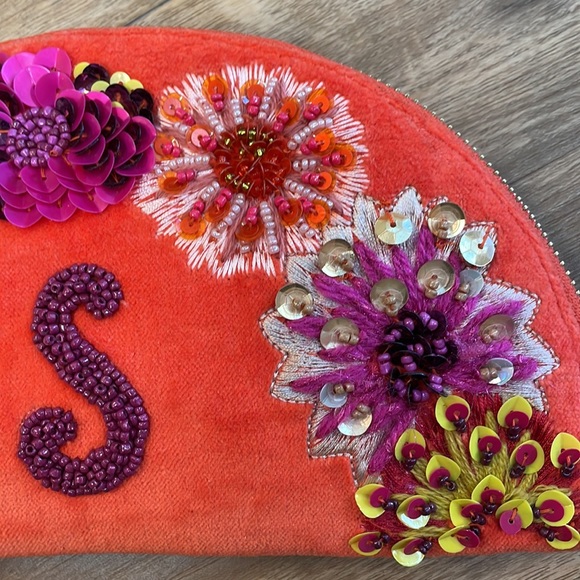 New Anthropologie Monogram Crescent Pouch!!🔥🔥🔥 - Picture 9 of 15